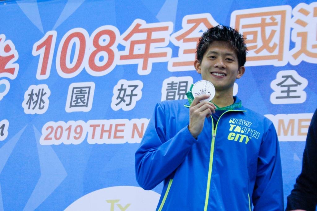 公開水域游泳選手卓承齊手持獎牌